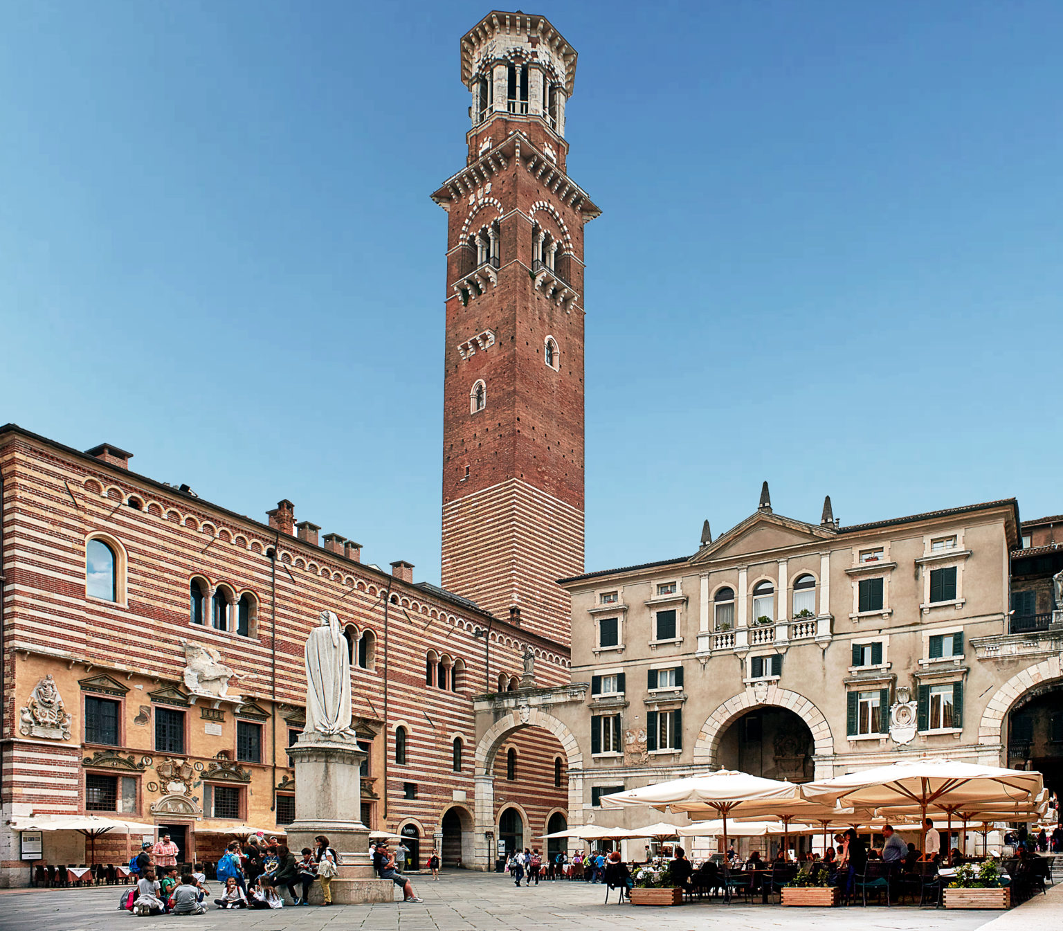 La splendida Piazza dei signori a Verona che ospita il plateatico del ristorante antico caffè Dante.